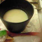 ワサビ - じゃがいもとセロリの温かいスープ