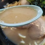 家系ラーメン 町田商店 - 豚骨スープ