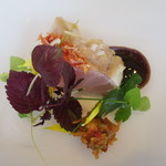 プレゼンテ スギ - ウロコ焼きと生のキンメ、佐倉産蓮根とドライトマト