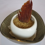 プレゼンテ スギ - 金目鯛のヒレを魚醤につけて揚げたおせんべい（メニュー外）