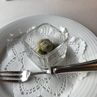 ポム・ダダン - アミューズ。オリーブをチーズとともに揚げたもの。