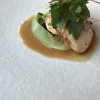 ポム・ダダン - 鯛でオマール海老を巻いている。