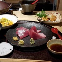 馳走 啐啄一十  - 特別メニューのモチ旨鰹定食
                ①モチ旨鰹(静岡県御前崎産・サスエ前田鮮魚店)のお造り
                ②茄子と蓮芋の卵とじ
                ③炭焼き太刀魚(広島県豊島産)
                ④土鍋炊きご飯
                そしてオマケで
                ⑤炭焼き秋刀魚(産地聞き忘れ)