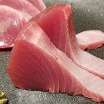 馳走 啐啄一十  - ①モチ旨鰹(静岡県御前崎産・サスエ前田鮮魚店)のお造り
      腹の部分は鰹のキメ細やかな脂のサシの旨みが爽やかな風の様に駆け巡ります。
      写真でもそのプルプル感と脂がのった身が確認出来るほどです。
