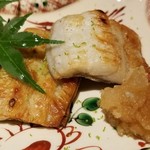 馳走 啐啄一十  - ③炭焼き太刀魚(広島県豊島産)
      多分、指4つの太刀魚サイズでしょうか？
      炭焼き具合が絶妙で脂の活性化が素晴らしく、魚の種類を問わず綺麗に焼き上げて下さいます。
      おろしポン酢がまた合います。