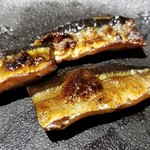 馳走 啐啄一十  - ⑤炭焼き秋刀魚(産地聞き忘れ)
      実は秋刀魚は超苦手。
      あの青臭い脂の臭いに嗚咽しそうになるのですが、初めて美味しいと思いました。
      魚の良さもありますが、やっぱり焼き上げの上手さでしょうね。(嬉)