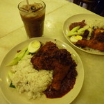 VILLAGE PARK RESTAURANT - 巨大なフライドチキンを乗せたナシレマアヤムゴレンRM10.40、ひんやり甘いコピアイスRM3.50