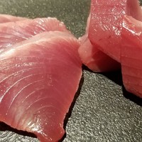 馳走 啐啄一十  - ①モチ旨鰹(静岡県御前崎産・サスエ前田鮮魚店)のお造り
                血生臭く無く、身がプルプルと震える程の弾力。
                背の部分は鰹の薫り高く、寝かせ無しの活きの良さが際立ちます。