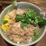 ラープ・ムーのどんぶり