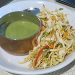 バンゲラズキッチン - タンドリーチキン用のタレとサラダ