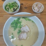 麺謹製3L's - らーめん(ばりかた)と、にくと、からしたかなのまぜごはん