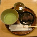 赤福茶屋 ジェイアール名古屋タカシマヤ店 - 二粒盆と抹茶