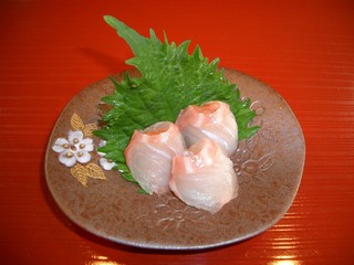 h Kaisen Kappou Isshin - 鯛のたいわた巻き　580円　わさび醤油は付けずに、鯛わたの塩辛の塩分で頂くお刺身です。