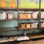 一本堂 - (内観)カウンター内陳列棚