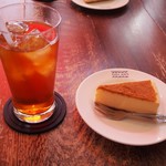 パパジョンズ - アイスティー ＆ ニューヨークチーズケーキ