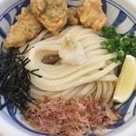 麺匠 釜善 - 綺麗に盛り付けられたかしわ天うどん　鰹節とレモンはなくてもいいけど彩りはよくなりますね