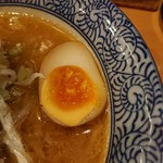 麺屋 すずらん - 燻製玉子(2018.07)