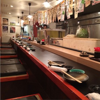 You can see the cooking process with your own eyes! The 2-person counter seats are popular!