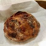 パンやきどころ RIKI - トマトとソーセージのリュスティック ¥230+税