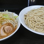 Ramen Jirou - 大つけ麺 野菜 にんにくマシマシ カラメ
                        味は藤沢に似ている少しマイルドかな
                        麺量はヤバい大はやめたほうがいい