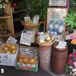 栃の実 - 店頭の野菜販売とお花