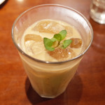 ガネーシュ - アイスミルクミントティーにダークラムを入れた最高に美味しいドリンク。