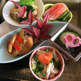 A variety of [a la carte] dishes that are particular about the season. Not only nigiri, but also dishes!