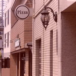 Pizzeria Vento e Mare - Pizzaの看板が目印