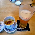 天ぷら処 こさか - 生ビール（３口飲みました）＆ お通し（冷やし鰻茶碗蒸し）