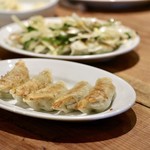 餃子とスパークリング バブルス - 焼き餃子