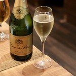 餃子とスパークリング バブルス - デュック・ド・パリ・ブリュット