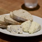 餃子とスパークリング バブルス - チーズ２種盛り