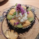 寿しの吉乃 - 赤ウニとワタリガニとシャインマスカットのコラボ