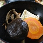 煮物。上品な味わいで美味しくいただきました。