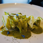 アル マーレ - 前菜。生ズッキーニの下にお魚。色味が綺麗。
