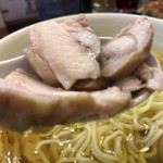 麺の風 祥気 - 『しおそば 味玉』鶏チャーシューのアップ