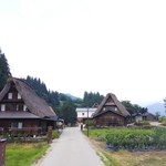 民宿　五ヨ門 - 左側が民宿五ヨ門です。