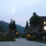 民宿　五ヨ門 - 日が沈み、月が登ってきました。