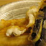 天ぷら やす田 - 穴子をカットしたところ