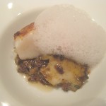 ル・ヴァンキャトル - ホタテ、アワビ、古代米リゾット、フランボワーズエキュム、ピンクピクルス　帆立・鮑、両輪の旨さ。