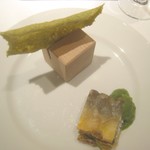 ル・ヴァンキャトル - アミューズ（アンチョビと枝豆のチュイル、鮎のベニエとバジル　キュウリとレモンソース）　日本酒にもソーヴィニヨン・ブランにも合うチュイル。