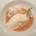 ル・ヴァンキャトル - デセール（桃コンポート、桃アイス、ローズヒップムース？、メレンゲ）エレガントな桃尽くし