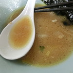 家系ラーメン 近藤家 - スープの色