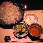 馬酔木 - 大盛りキャベツ、ポテトサラダ、漬け物