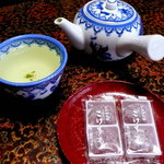 こけももゼリーとお茶で一服。たまには旅館も良いものです