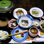 酸ヶ湯温泉旅館 - 千人風呂を堪能して夕食。山菜中心の懐石。一度に全部運ばれてきて、自分のペースでいただけるのが良い