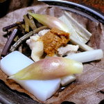 酸ヶ湯温泉旅館 - 焼き物は、鶏肉と山菜の朴葉焼き。白いこんにゃくは青森市内でも出てきた。こちらではよく食べるのだろうか
