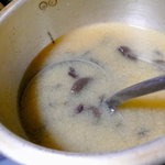 酸ヶ湯温泉旅館 - 温かい味噌汁には、黒いなめこ（？）がふんだんに入っており、食べ応えがあった 