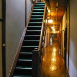 大変に歴史のありそうな建物。廊下や階段の造りは趣深い。トイレは共同ながらウォシュレット完備