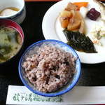 酸ヶ湯温泉旅館 - 酸ヶ湯の朝食！電話で起こしてもらった（笑）雑穀米におばあちゃんの粕漬、いかにもロハスな感じが温泉に合ってる！